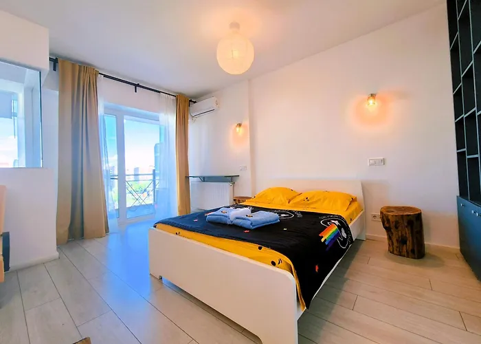 Plaza View Apartment *