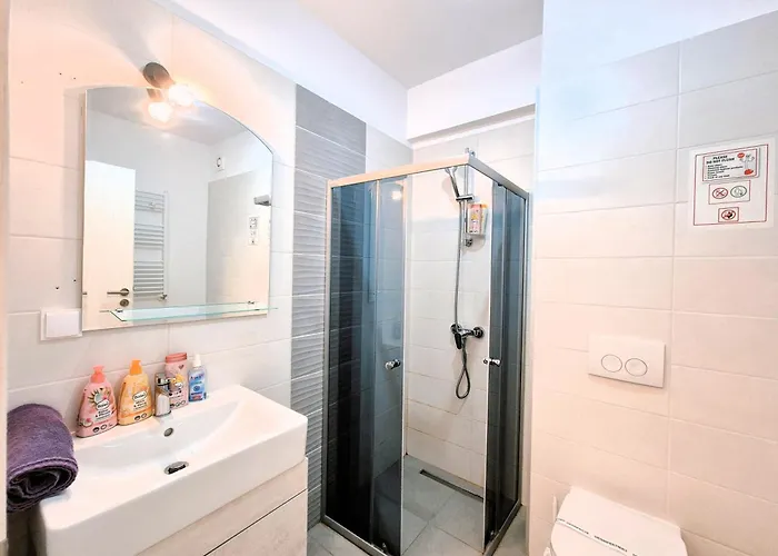 Plaza View Apartment *